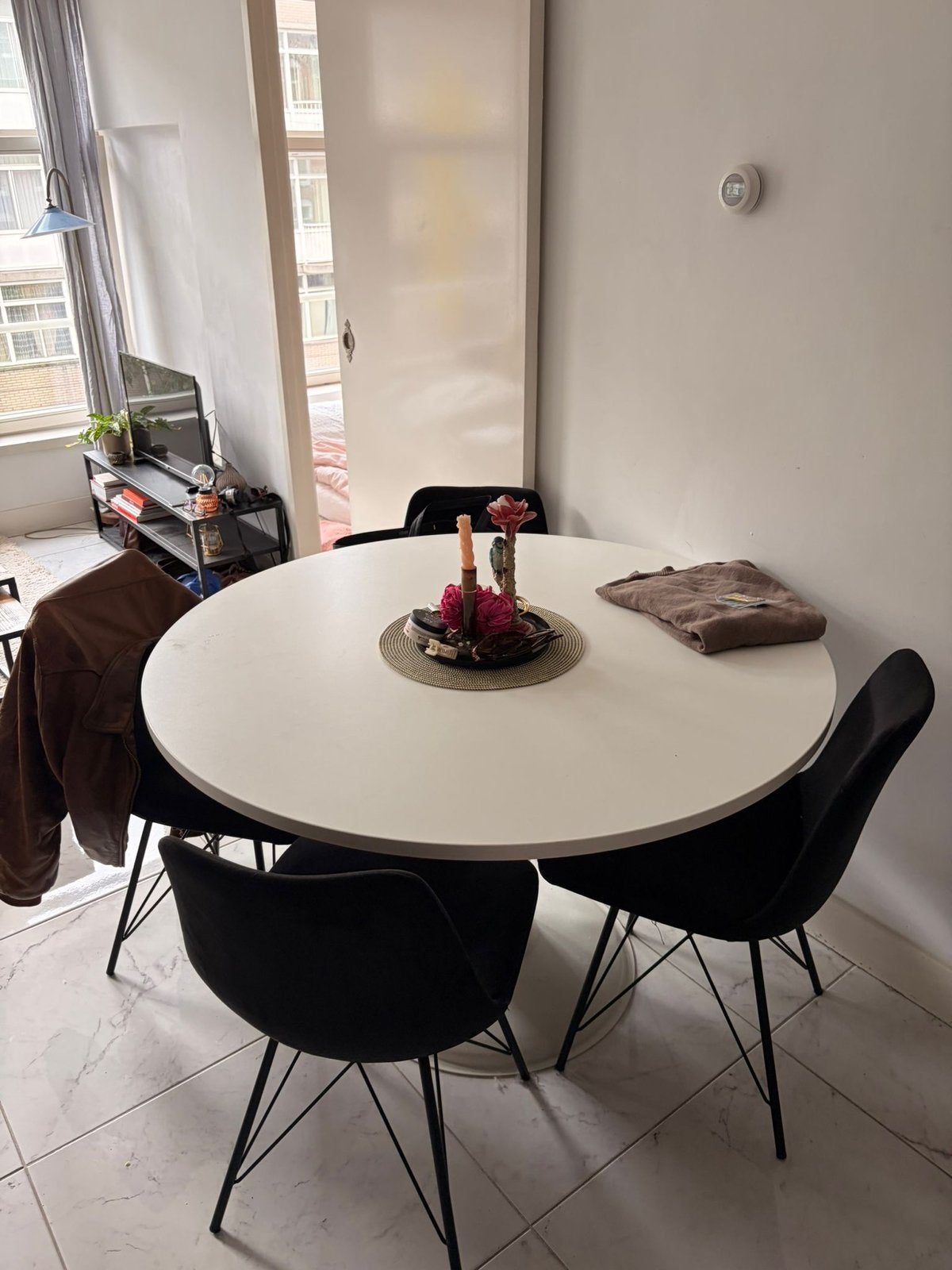 Witte ronde eettafel met centrale poot, Huis en Inrichting, Tafels | Eettafels, Ophalen, Overige materialen, Gebruikt, 100 tot 150 cm