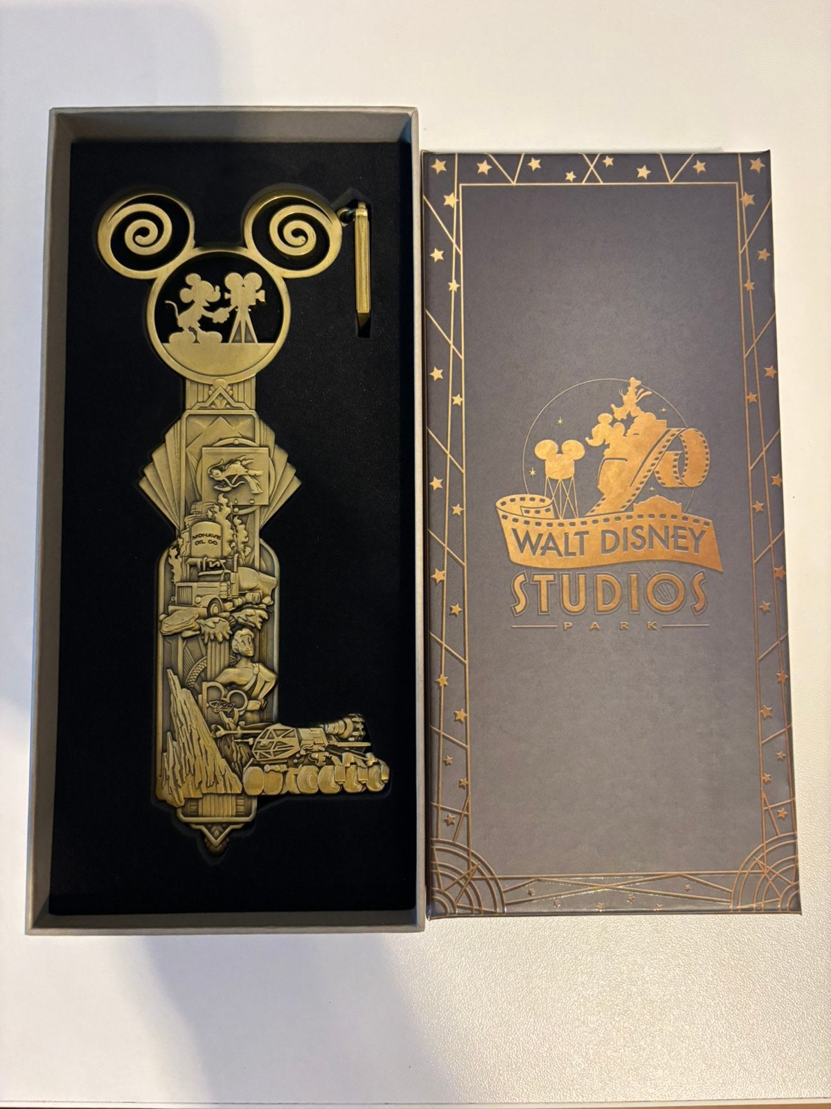 Disneyland Paris jumbo key/sleutel walt disney studios, Verzamelen, Ophalen, Overige figuren, Zo goed als nieuw, Overige typen