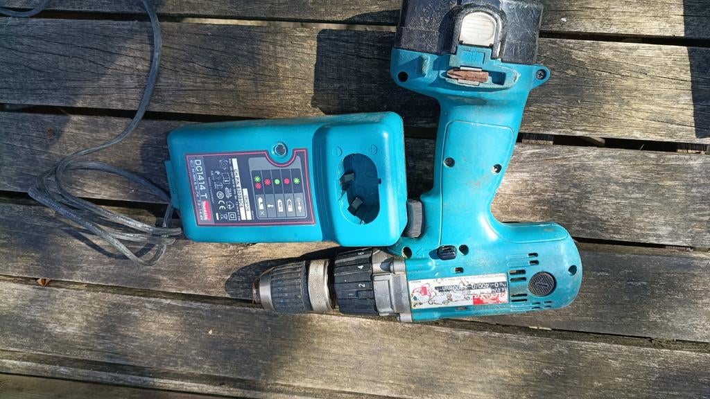 Makita Boor- en Schroefmachine met Oplader, Ophalen of Verzenden, Gebruikt, Minder dan 400 watt, Boor- en Schroefmachine