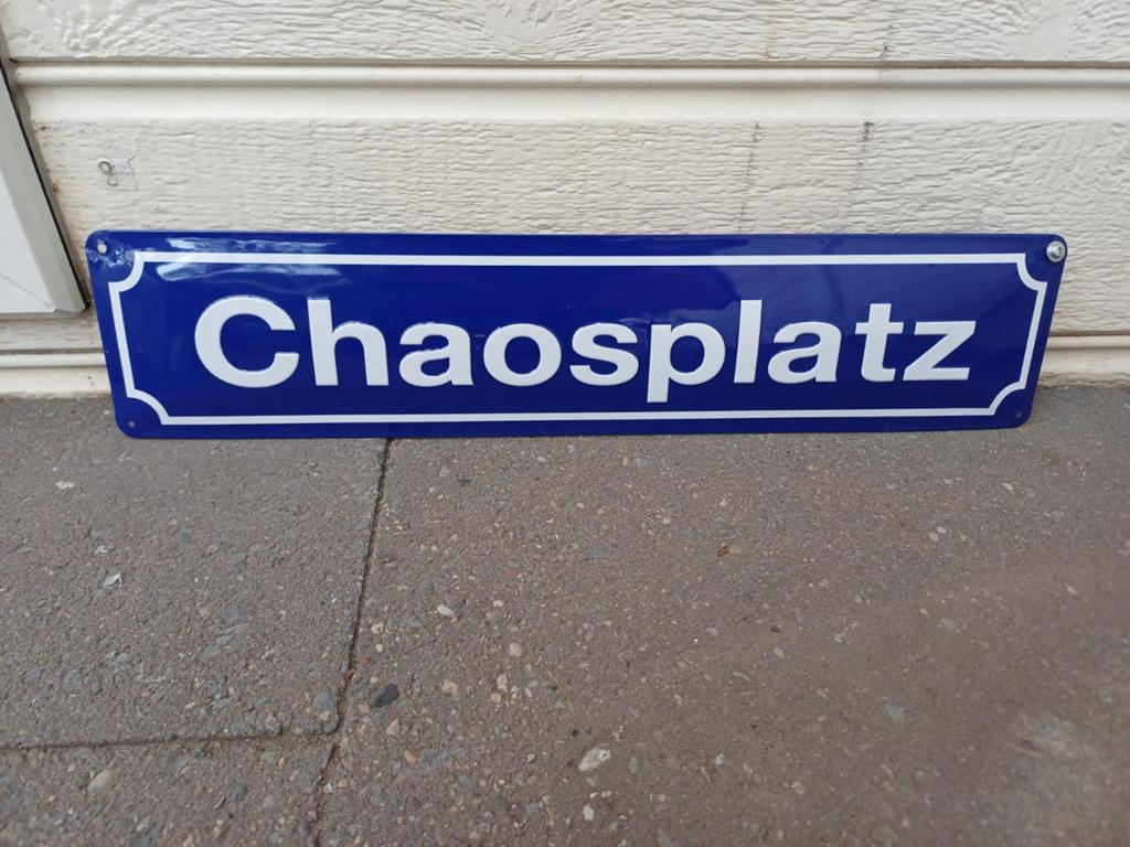 Metalen straatnaambordje chaosplatz, Verzamelen, Ophalen, Zo goed als nieuw, Reclamebord