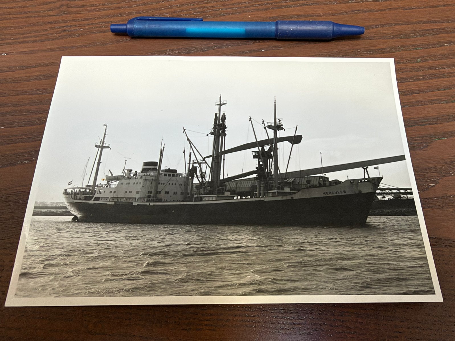 Zwart-wit foto van vrachtschip 'Hercules' KNSM, Gebruikt, Foto, Ophalen of Verzenden, Voor 1940