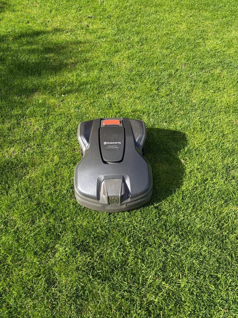 Husqvarna Automower 305 (2021), Ophalen, Gebruikt, Bestuurbaar via app, 20 tot 25 cm