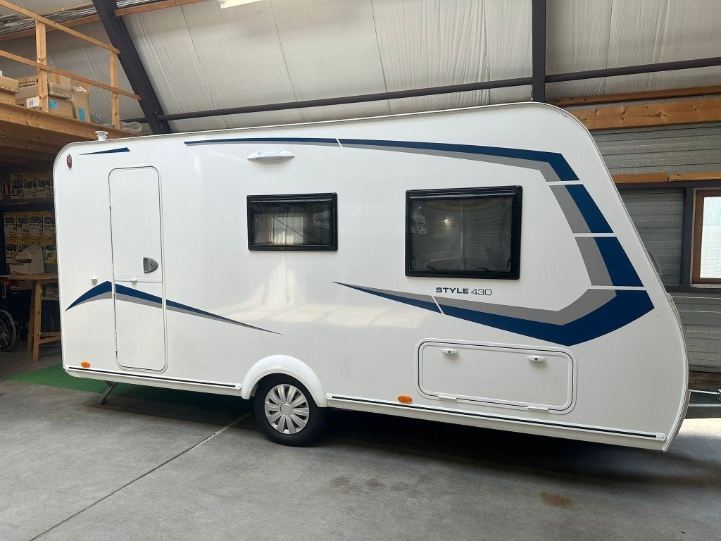 UNIEKE KANS: Gloednieuwe Caravelair Alba Style 430 (2023), Vast bed, Kachel, Bedrijf, Treinzit