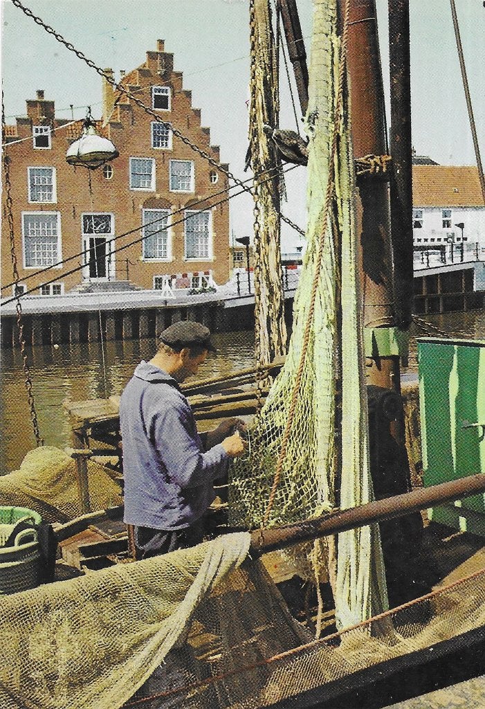 AK Harlingen - Vissersboot met oude gevel, Zuiderhaven, Verzenden, 1960 tot 1980, Ongelopen, Friesland