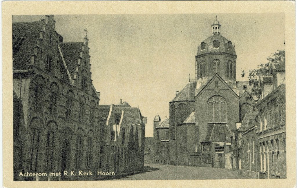 Hoorn – Achterom met R.K. Kerk., Ophalen of Verzenden, 1940 tot 1960, Ongelopen, Noord-Holland