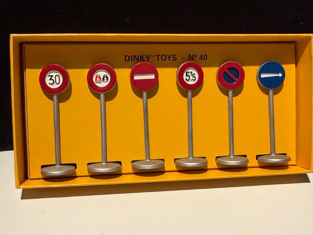 Dinky Toys No. 40 Verkeersborden Set - atlas edition, Hobby en Vrije tijd, Ophalen of Verzenden, Zo goed als nieuw, Overige typen