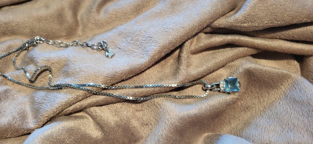 Swarovski ketting, lichtblauwe vierkante kristallen hanger, Overige materialen, Ophalen of Verzenden, Zo goed als nieuw, Verstelbaar