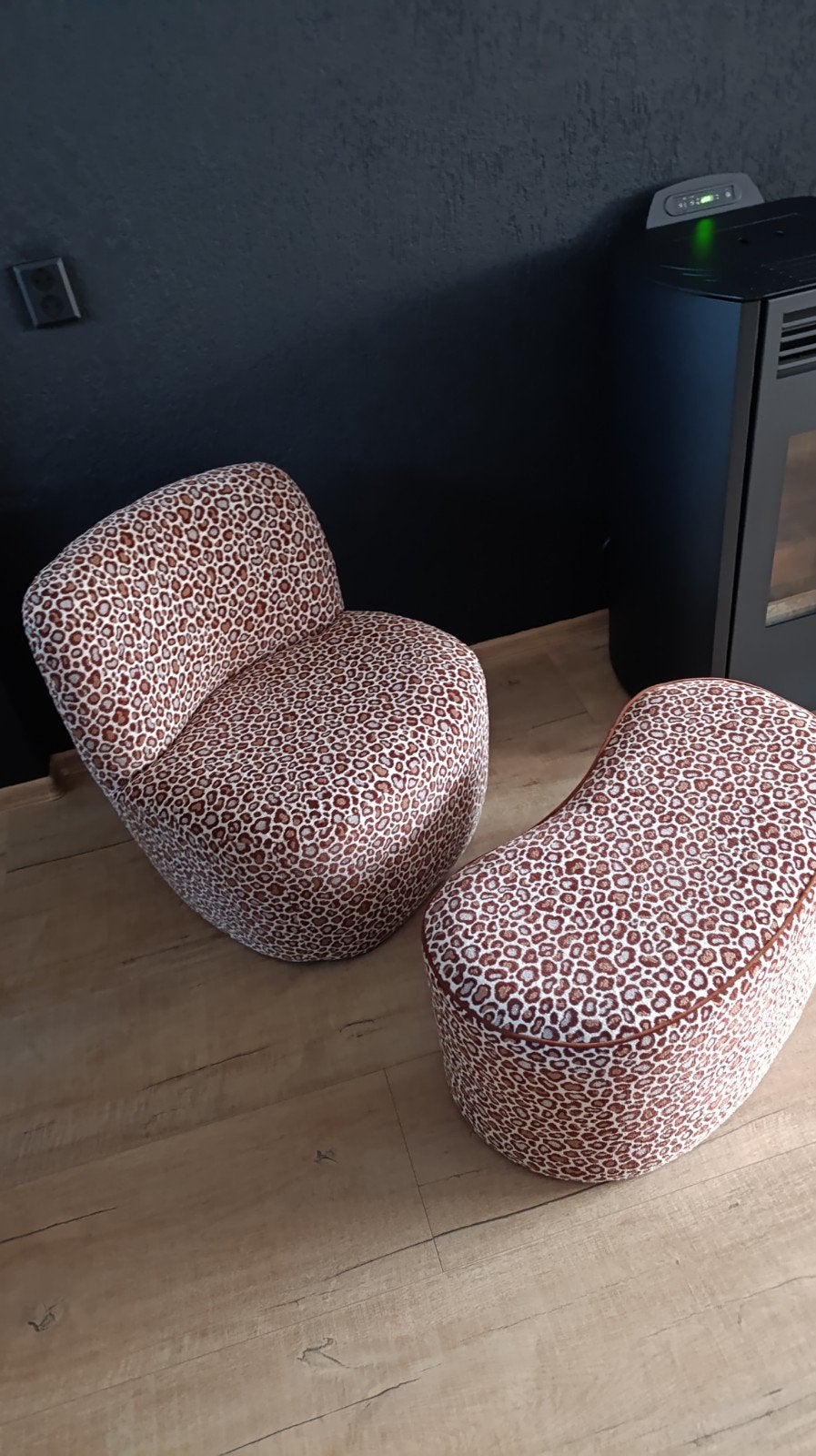 Leopardprint fauteuil en poef set - Kwantum - Nieuw!, Ophalen, 50 tot 75 cm, Nieuw, Modern, Leopardprint, Comfortabel