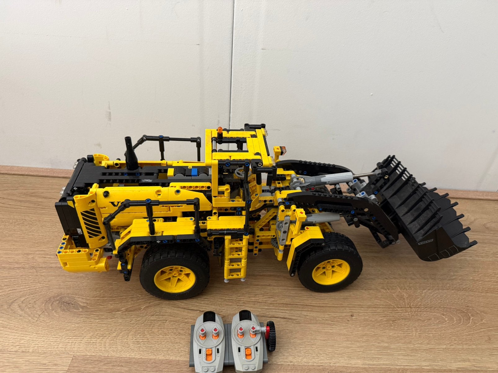 lego technic 42030 volvo l350f wheel loader, Ophalen, Zo goed als nieuw