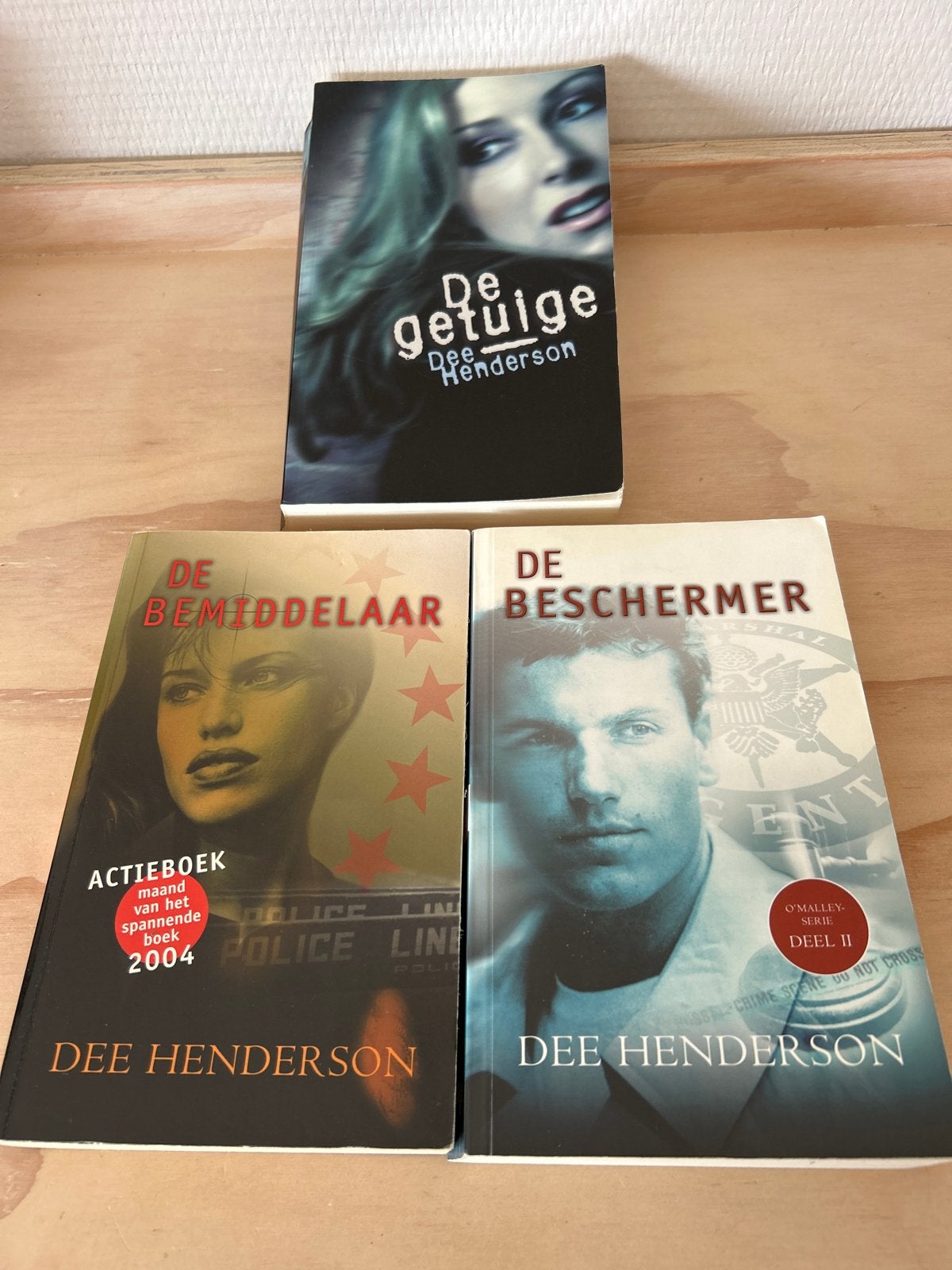 3x Dee Henderson: De Getuige, De Bemiddelaar, De Beschermer, Boeken, Ophalen of Verzenden, Gelezen