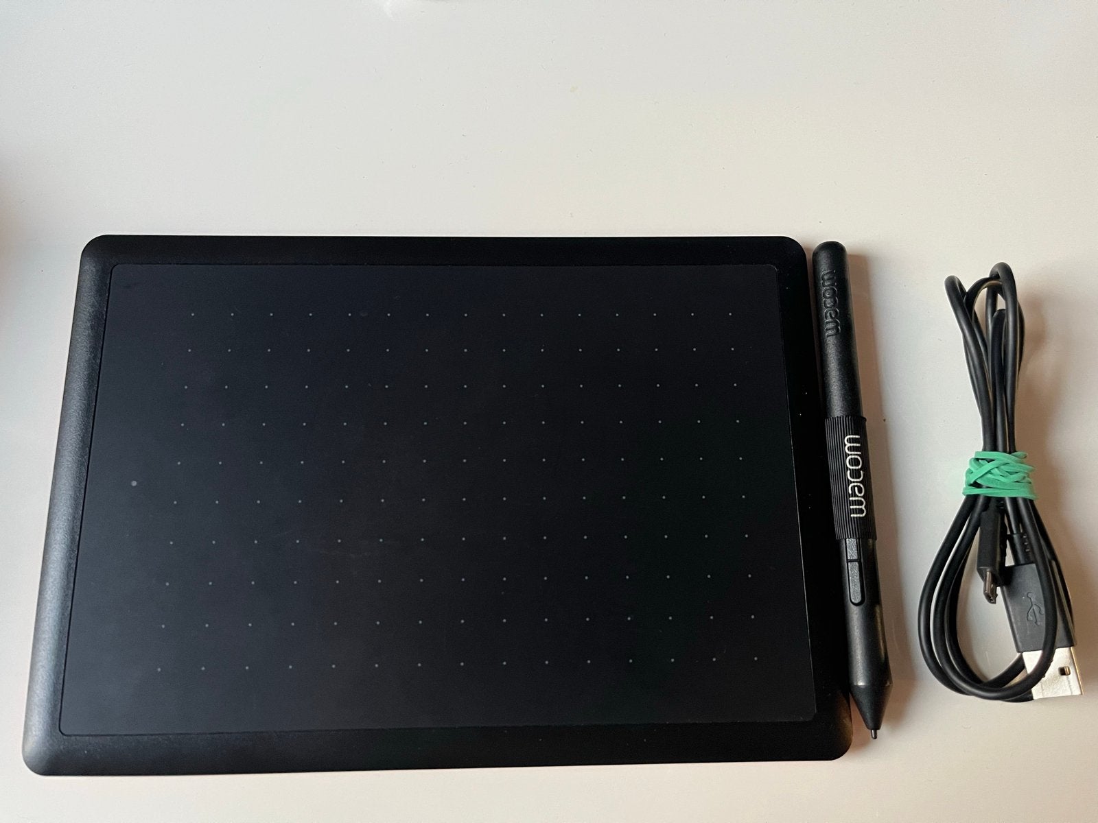 Wacom One by Wacom tekentablet (rood/zwart), Computers en Software, Tekentablets, Ophalen, Zo goed als nieuw, Bedraad