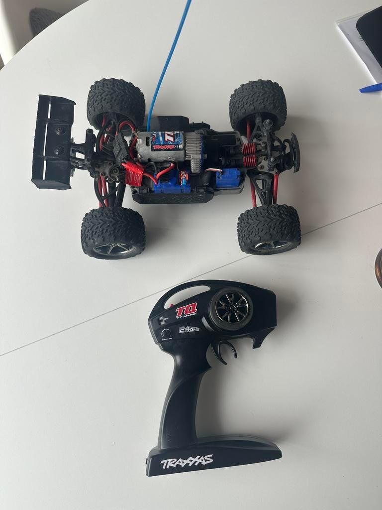 Traxxas E-Revo 1/16 – Complete set met 5 accu’s en lader, Ophalen of Verzenden, Zo goed als nieuw