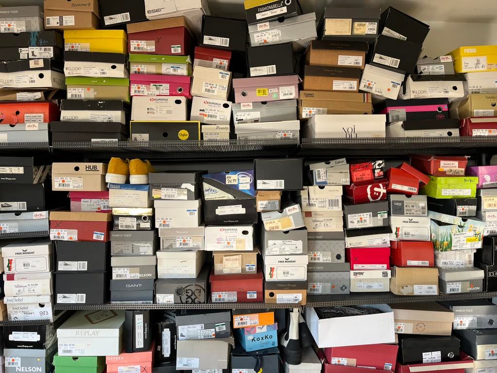Partij schoenen 350 paar diverse merken!!, Ophalen of Verzenden, Nieuw, Overige kleuren, Sneakers of Gympen