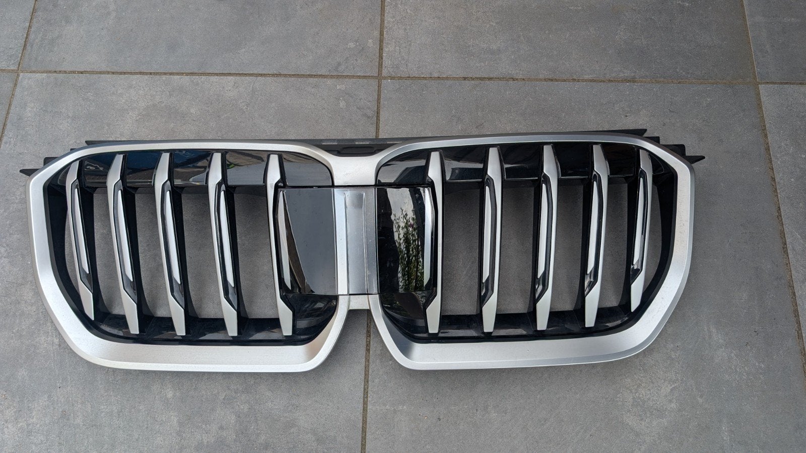 BMW X1 U11 Nieren grill chrome met radar dome, Gebruikt, Voor, Ophalen of Verzenden, Bumper