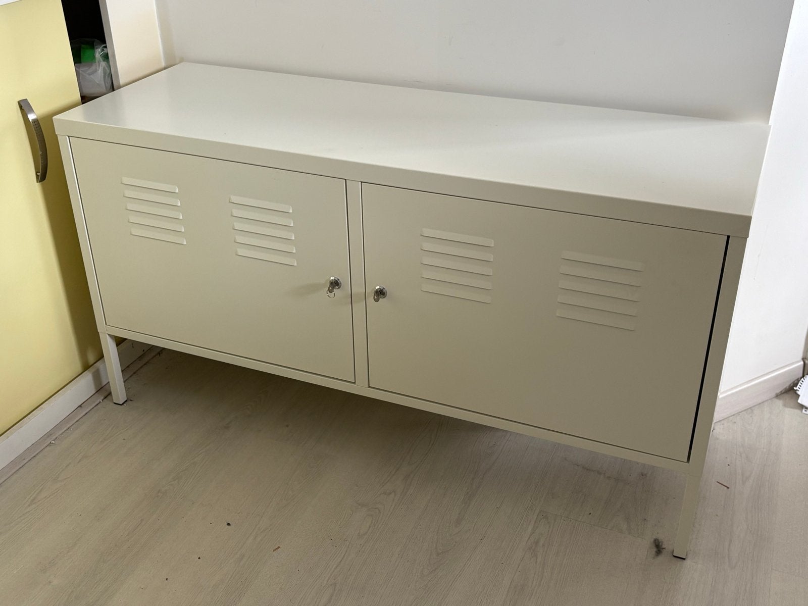 Ikea PS Locker wit/grijs met 1 tussenlaag en 2 sleutels, Huis en Inrichting, Ophalen, Gebruikt