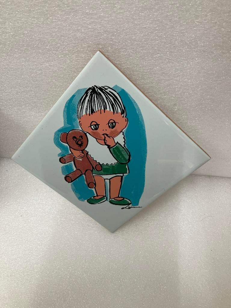 Vintage wandtegeltje jongen met teddybeer - J. Sommer, Ophalen of Verzenden