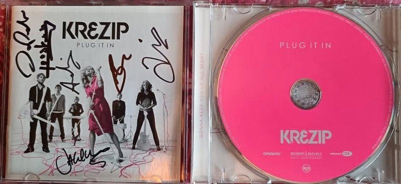 GESIGNEERDE CD KREZIP PLUG IT IN DOOR ALLE LEDEN GESIGNEERD, Cd's en Dvd's, Cd's | Rock, Verzenden, Zo goed als nieuw, Poprock