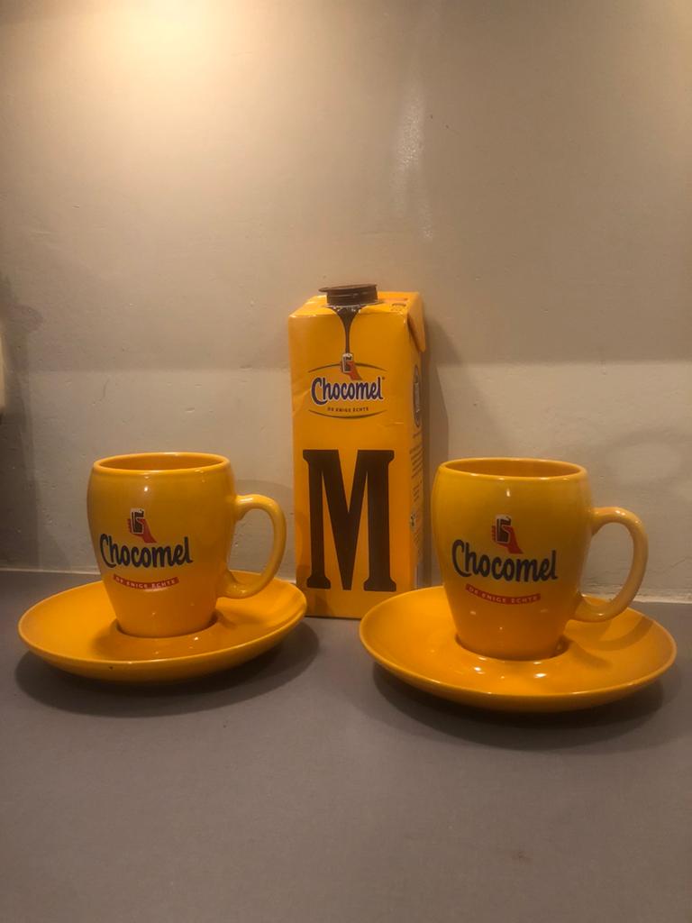 Chocomel mokken met schotels - Set van 2, Huis en Inrichting, Keuken | Servies, Gebruikt, Keramiek, Ophalen of Verzenden, Overige stijlen