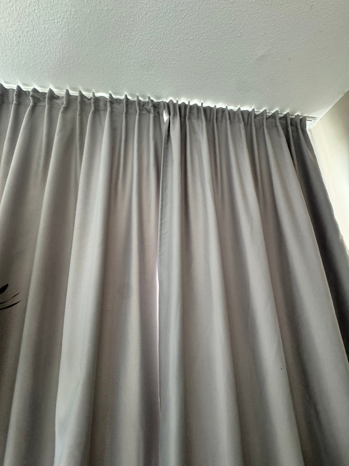 Verduisterende gordijnen voor haken of stang, Ophalen of Verzenden, Zo goed als nieuw, Met haken
