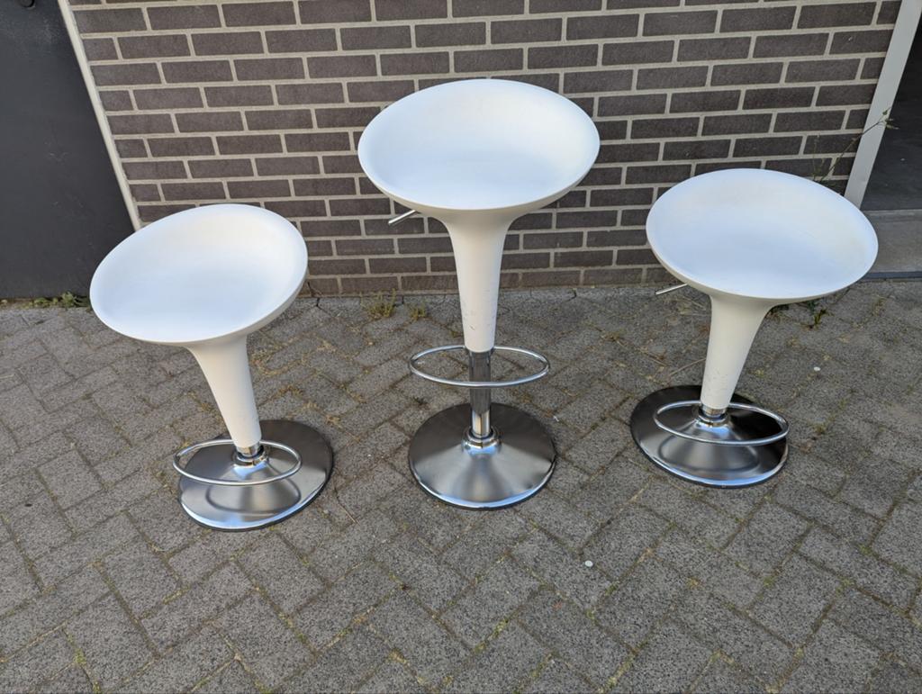 Set van 3 witte barkrukken Bombo, Huis en Inrichting, Barkrukken, Ophalen, Gebruikt, In hoogte verstelbaar, Metaal