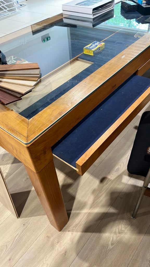 Zeer grote teakhouten vitrine tafel in goede staat, Huis en Inrichting, Ophalen, 200 cm of meer, 50 tot 100 cm, Zo goed als nieuw
