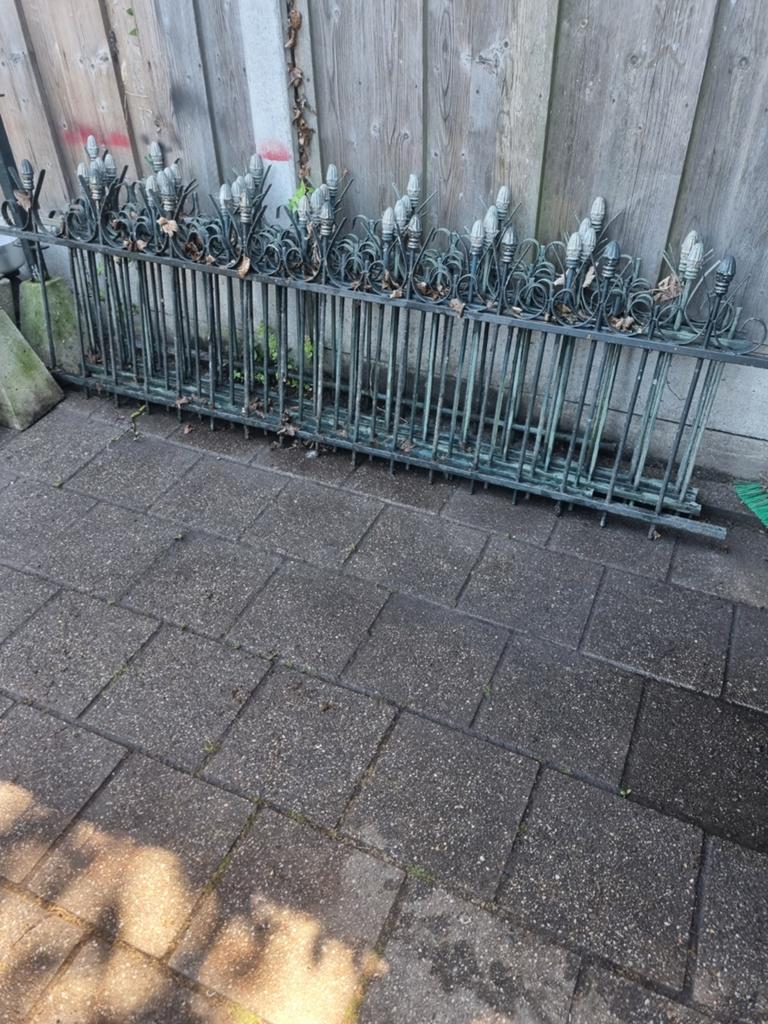 SIERHEKWERK MET POEREN, Ophalen of Verzenden, Gebruikt, IJzer, Sierhekwerk