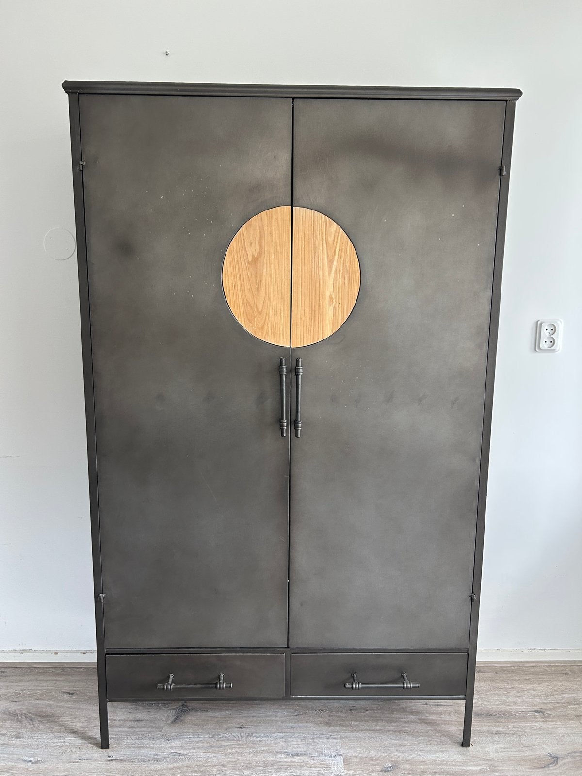 Metalen kast met houten accenten (Loods5), Ophalen, Zo goed als nieuw