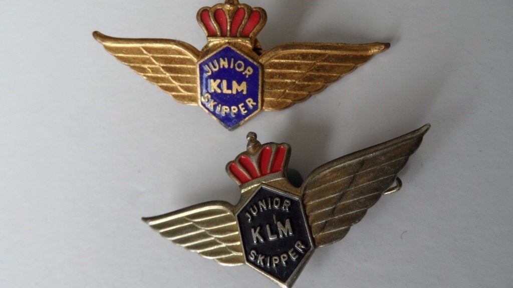 K.L.M. vliegtuigmaatschappij Junior Skipper speldjes 2 x, Verzamelen, Verzenden, Zo goed als nieuw, Transport, Speldje of Pin