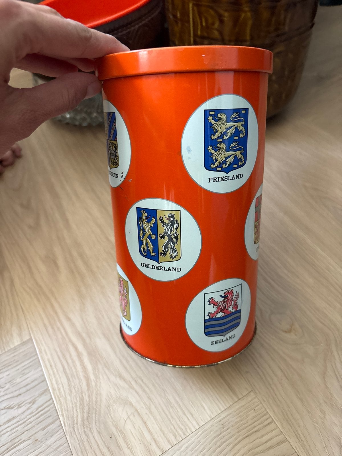 Vintage oranje blik met provinciewapens - Arks, Verzamelen, Ophalen, Gebruikt, Overige, Overige merken
