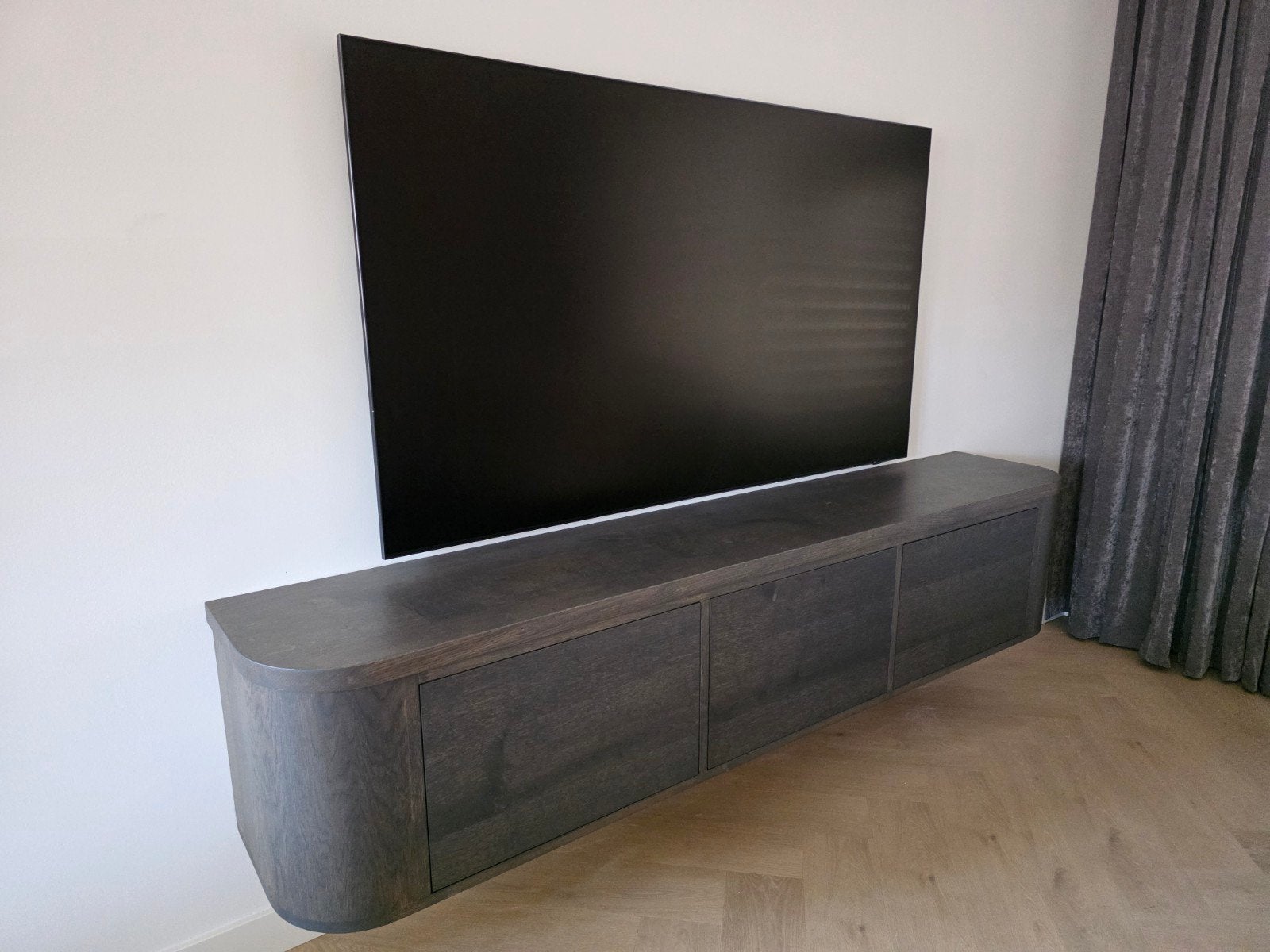 Zwevend TV-meubel op maat gemaakt van eikenhout maatwerk, Eikenhout, Nieuw, Ophalen of Verzenden, Modern, minimalistisch, zwevend