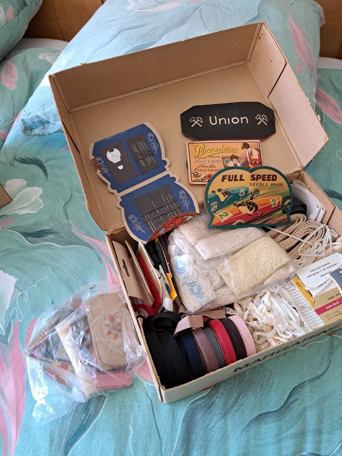 Vintage Naaiaccessoires Collectie: Naalden, Lint & Kant, Ophalen