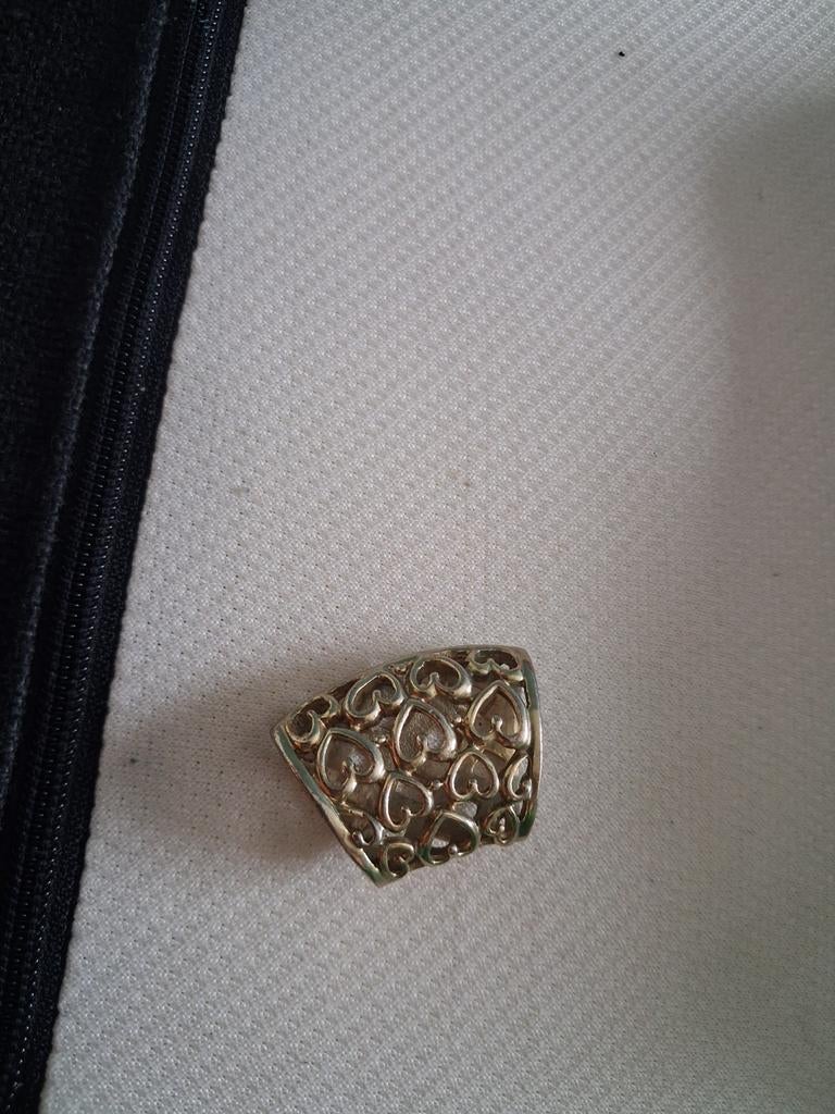 Zilverkleurige broche met hartjespatroon, Ophalen of Verzenden