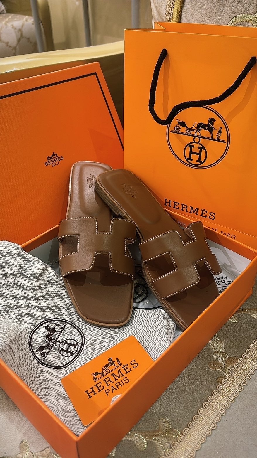 Hermès Oran Sandalen - Bruin Leer, Ophalen of Verzenden, Zo goed als nieuw, Bruin, Sandalen of Muiltjes