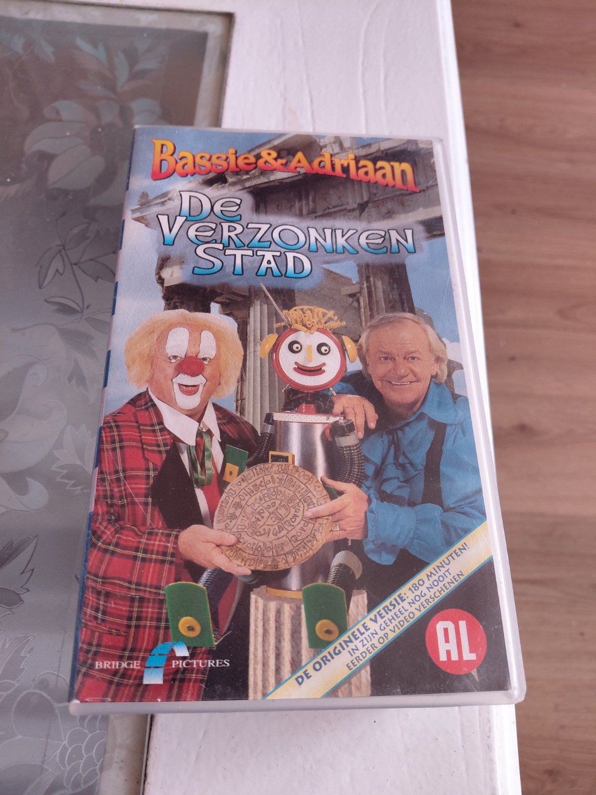 Bassie en Adriaan en de Verzonken Stad Dubbel VHS box, Boxset, Gebruikt, Ophalen of Verzenden, Kinderprogramma of -film