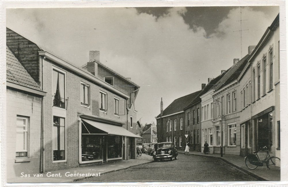 Sas van Gent - Gentsestraat  1957  met auto, Ophalen of Verzenden, 1940 tot 1960, Ongelopen, Zeeland