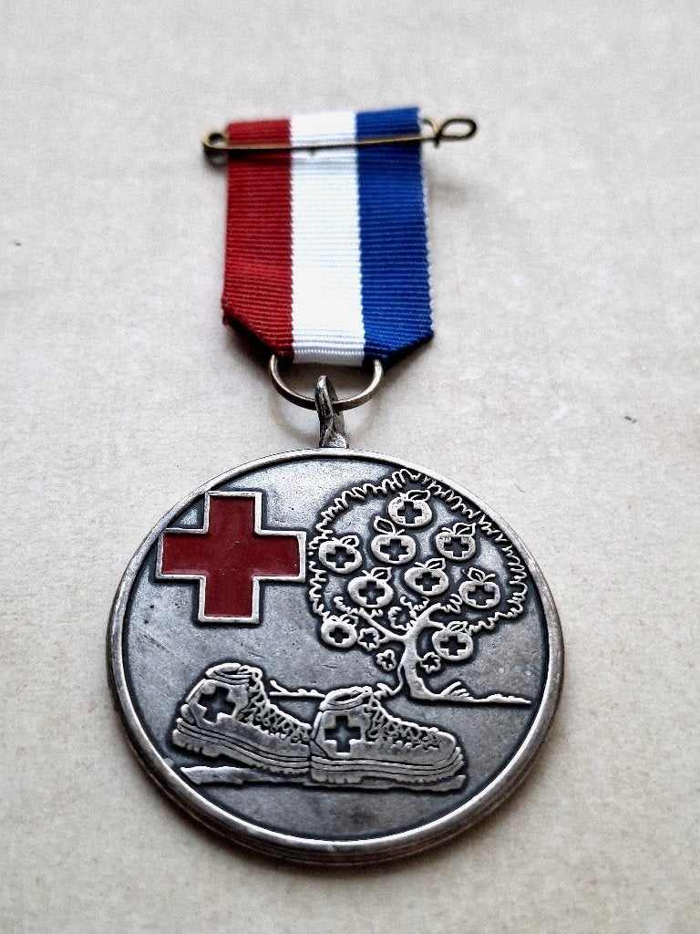 Medaille Rode Kruis Bloesemtocht Geldermalsen - Wandelen, Ophalen of Verzenden, Overige materialen, Nederland