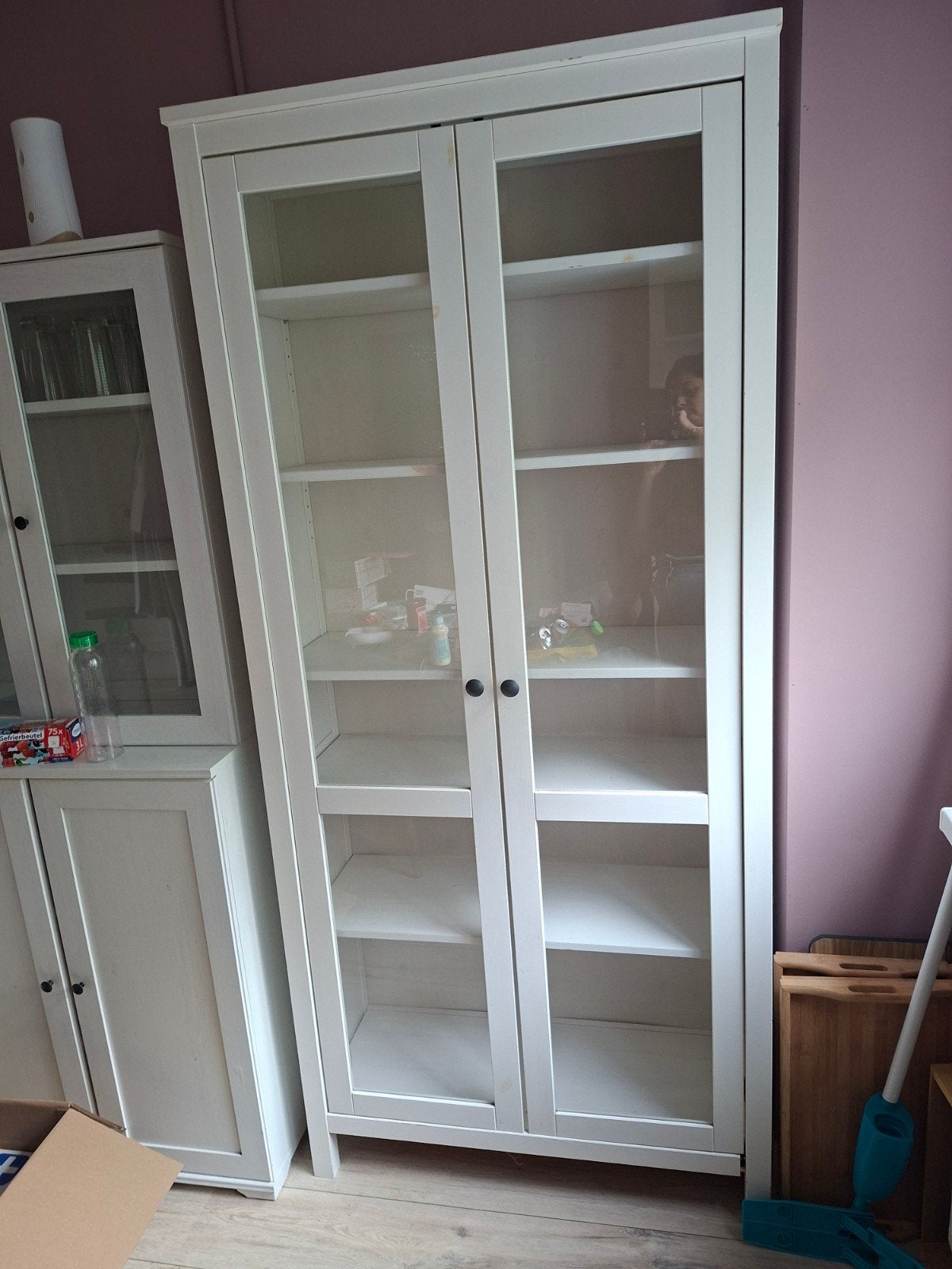 IKEA HEMNES Vitrinekast Wit - Glazen Deuren, Huis en Inrichting, Kasten | Vitrinekasten, Ophalen, Modern, Scandinavisch, 50 tot 100 cm