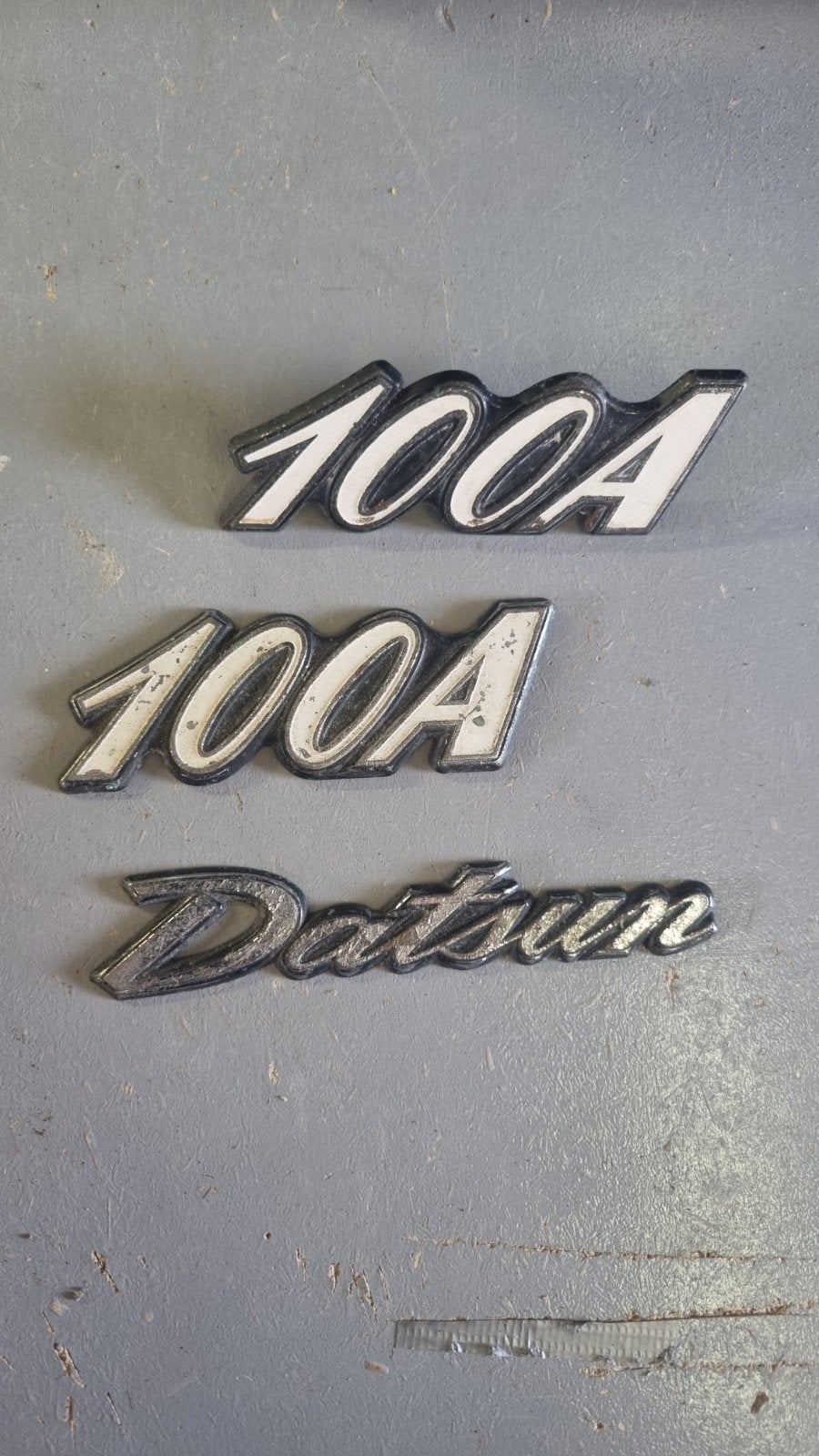 Datsun 100A Emblemen - Set van 3, Ophalen of Verzenden, Gebruikt, Overige automerken