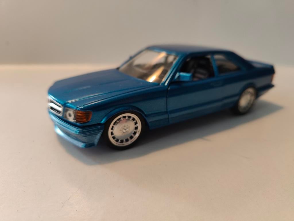 Mercedes Benz 500 SEC Burago 1:24 metallic blauw, Hobby en Vrije tijd, Ophalen of Verzenden