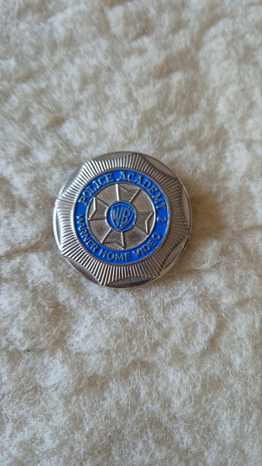 Police Academy 2, Warner Home Video promotie badge vintage, Ophalen of Verzenden, Gebruikt, Overige onderwerpen, Button