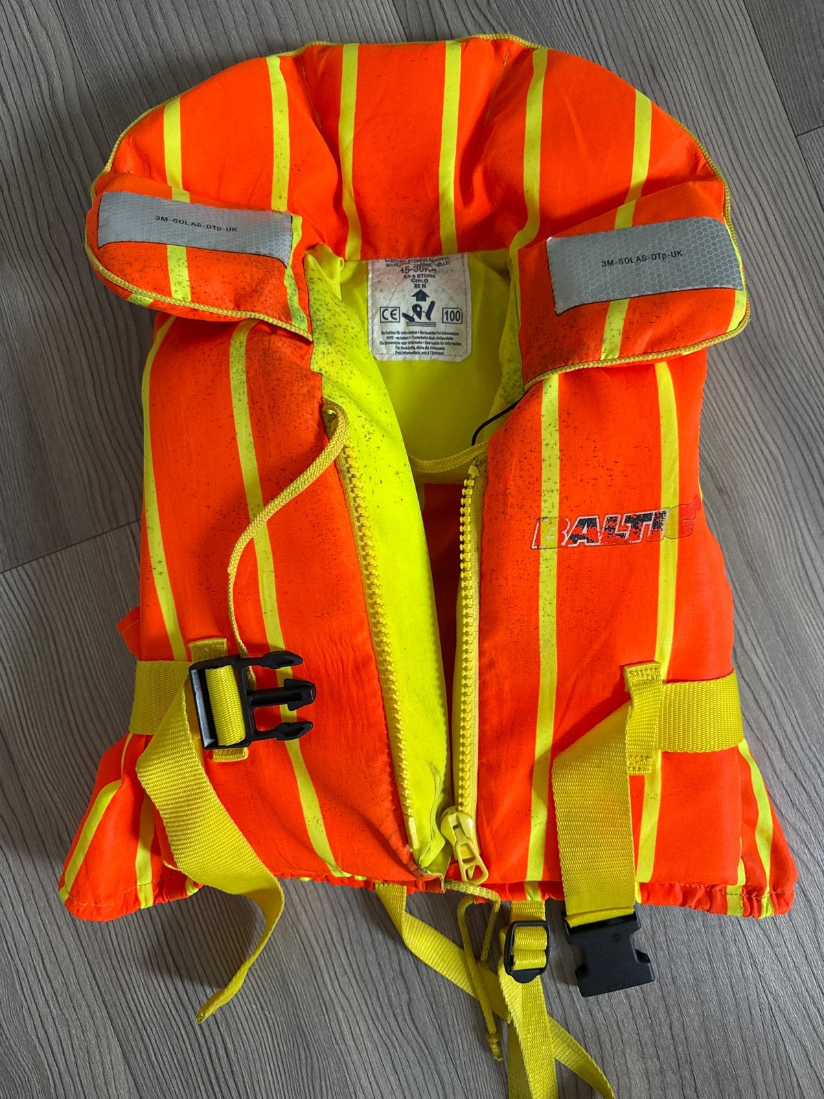 Baltic reddingsvest 15-30kg, oranje/geel, zo goed als nieuw, Ophalen of Verzenden, Gebruikt, Kind, Reddingsvest of Zwemvest