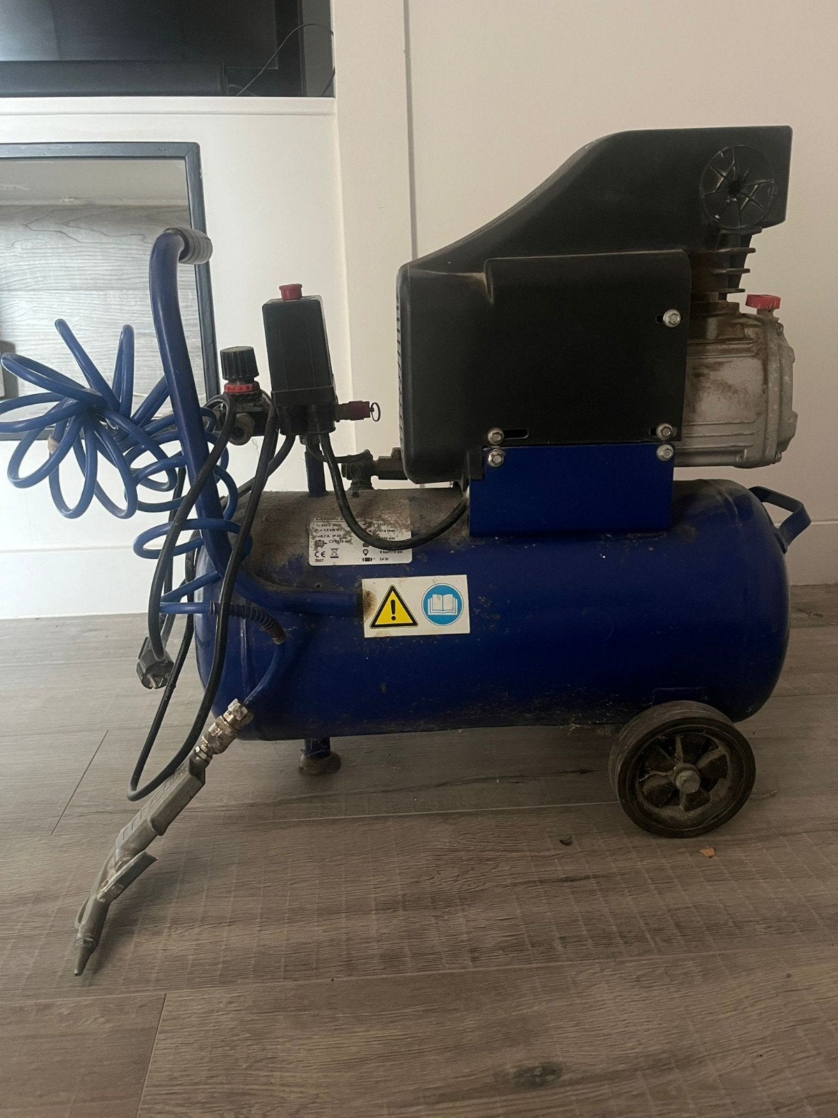 Gebruikte Compressor met Blaaspistool, Ophalen, Gebruikt, 6 tot 10 bar, 25 tot 100 liter