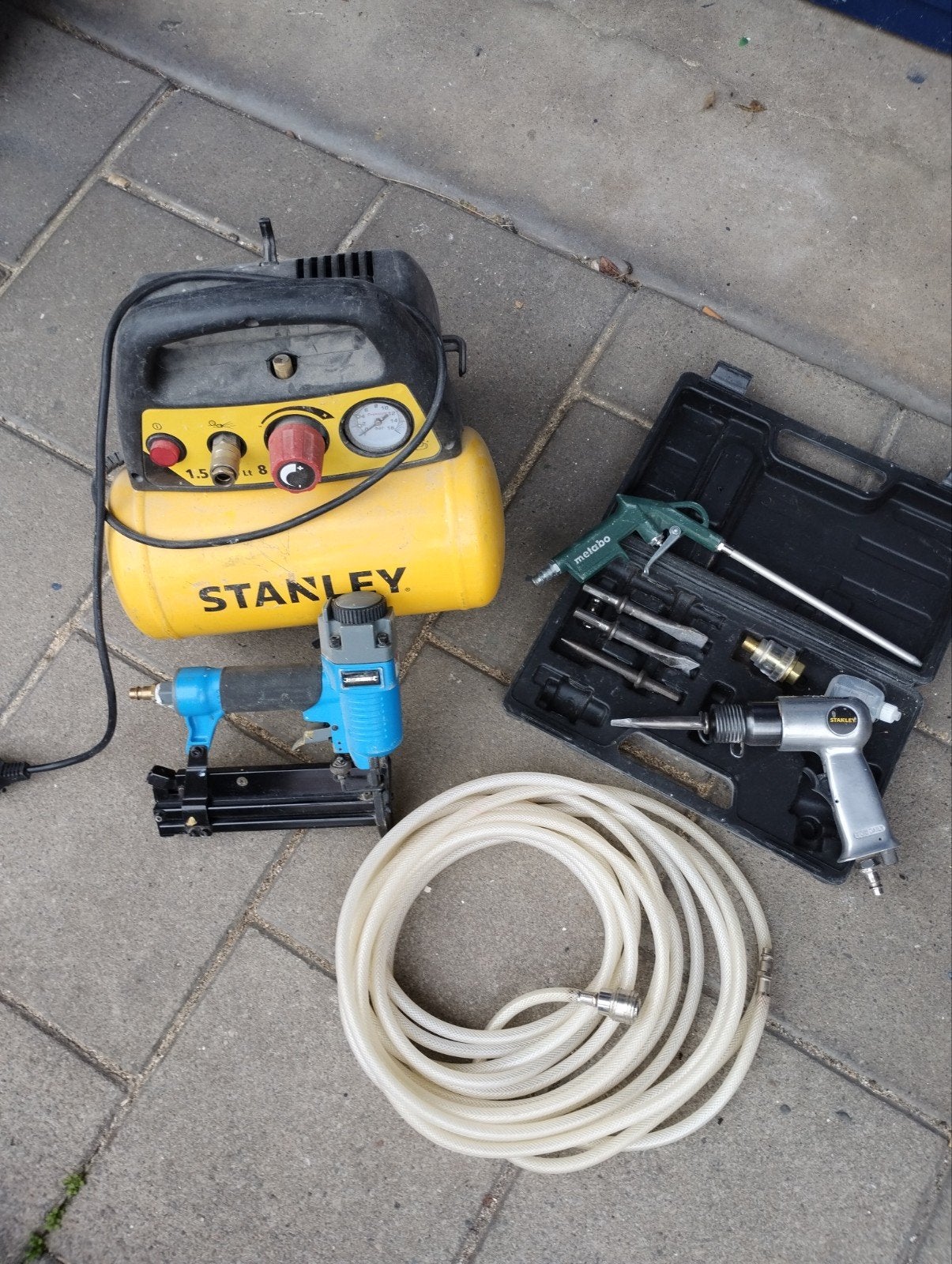 compressor klein met slang tacker en hak setje, Doe-het-zelf en Verbouw, Minder dan 25 liter, Ophalen, Minder dan 200 liter/min