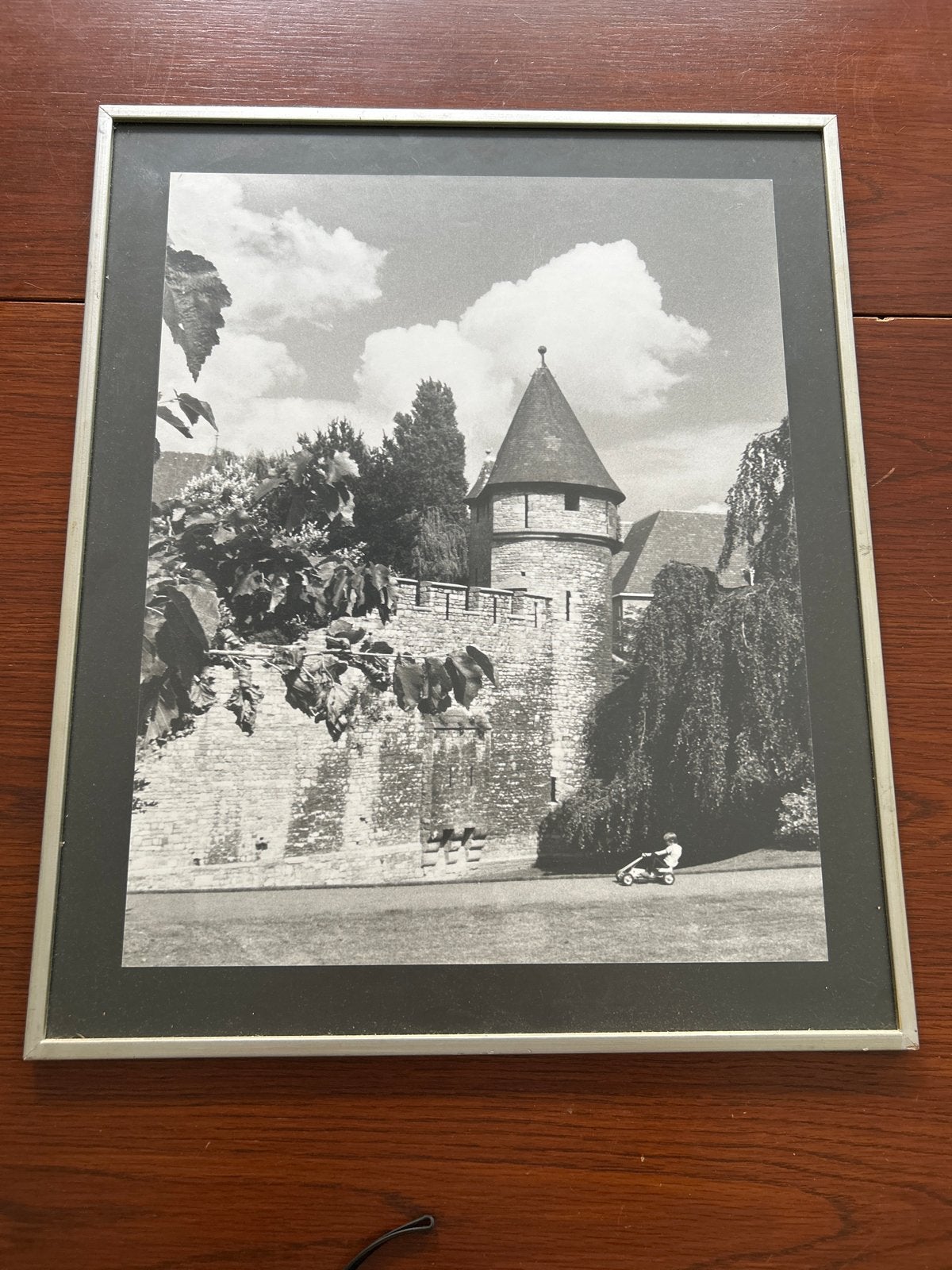 Zwart-wit foto van kasteel met kind op speelgoedauto, Ophalen, 50 – 75, Gebruikt, Foto of Poster