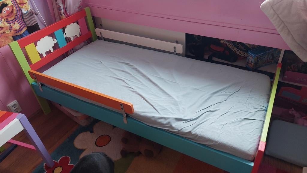 Vrolijk peuterbed met matras en 4 hoeslakens, Gebruikt, 70 tot 85 cm, 140 tot 160 cm, Ophalen