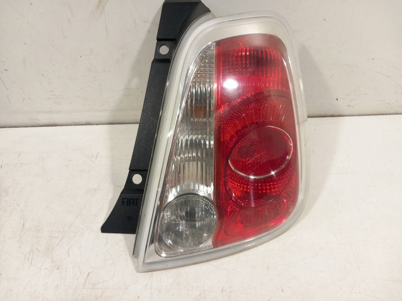 Achterlicht carrosserie rechts Fiat 500, Auto-onderdelen, Onderdelen@venauto.nl, Van der Ven Autorecycling B.V., Gebruikt, Ettenseweg 76, 4706 PB Roosendaal, The Netherlands