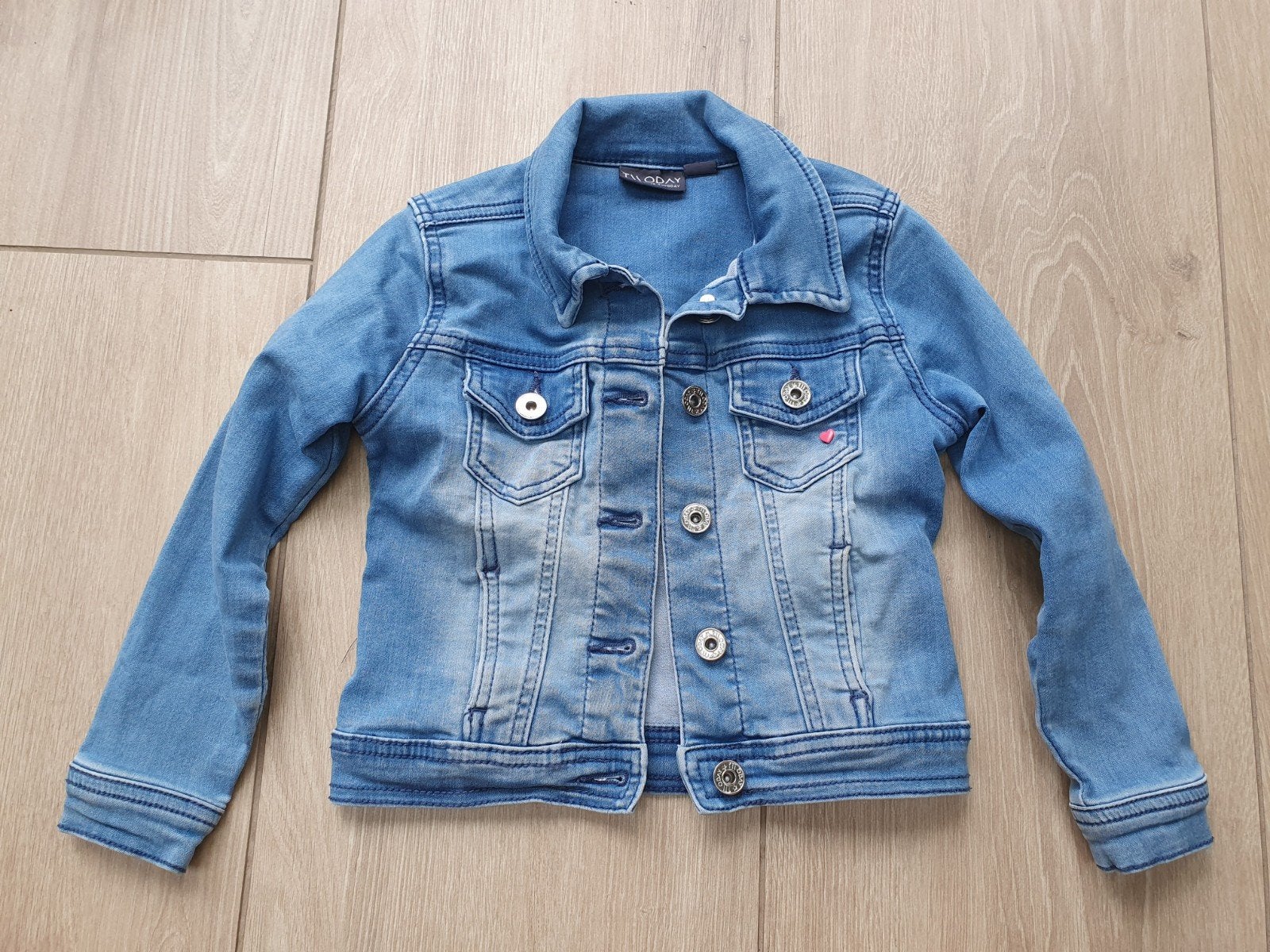 spijkerjasje maat 110, Kinderen en Baby's, Kinderkleding | Maat 110, Meisje, Ophalen of Verzenden, Zo goed als nieuw, Two Day