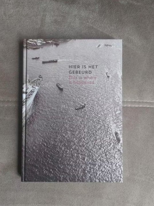 Hier is het gebeurd (Holland America Line), Verzamelen, Scheepvaart, Zo goed als nieuw, Boek of Tijdschrift, Ophalen of Verzenden
