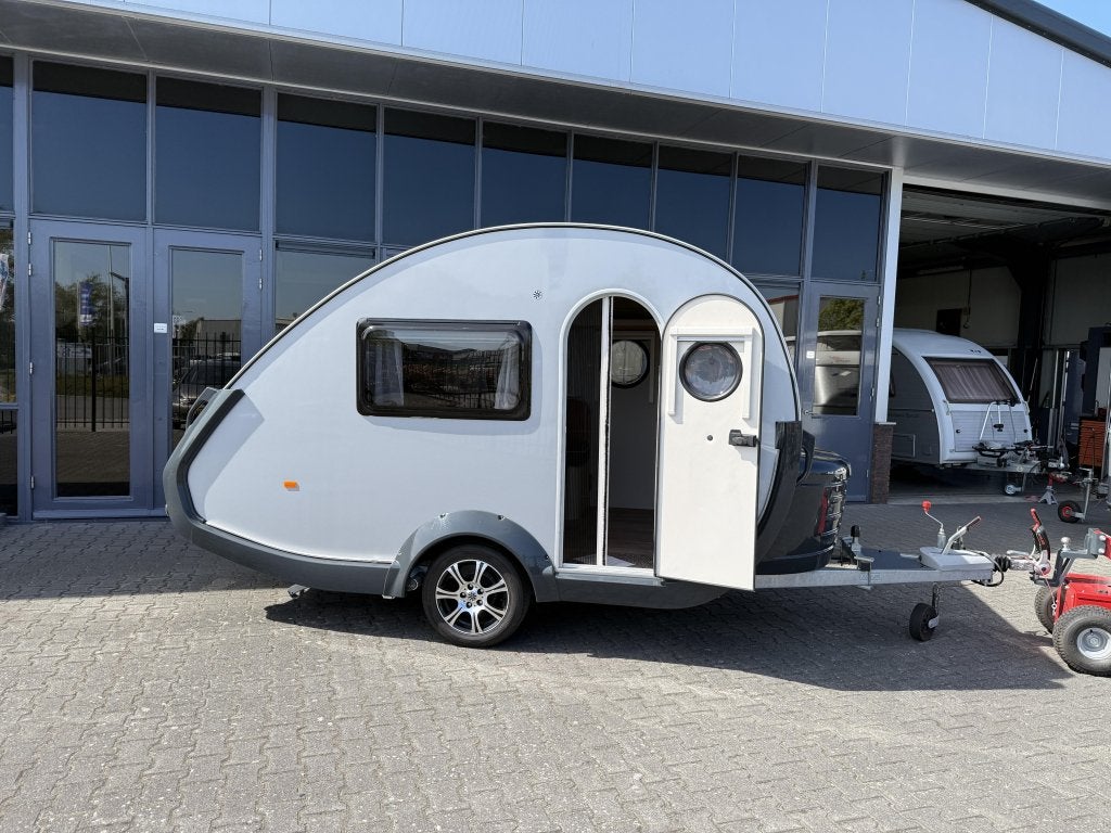 T@B 320 RS Bed/Zit + Luifel + 665KG leeg + Mover 2024, Caravans en Kamperen, Caravans, Schokbreker, Tot en met 2, Bedrijf, Treinzit
