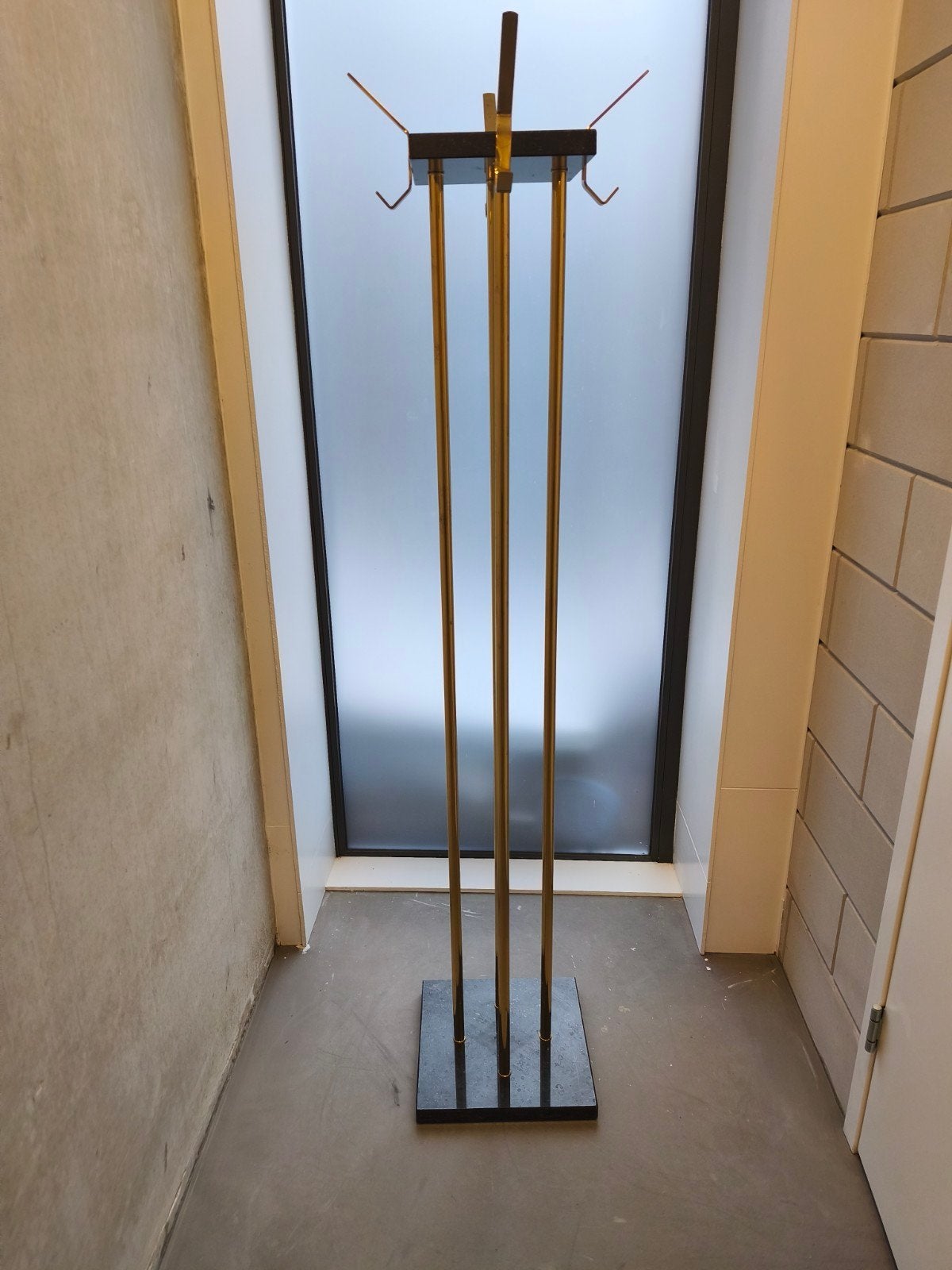 Luxe gouden kapstok met bruine marmeren voet, Ophalen, Zo goed als nieuw, Metaal, Staande kapstok